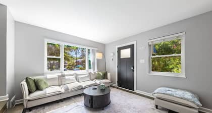 Charming Hideaway 19 min to DC huge Backyard/Grill