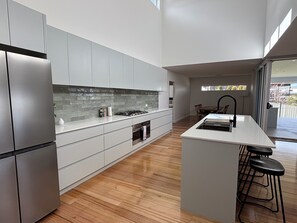 ثلاجة، ميكروويف، فرن، موقد طهي مسطح