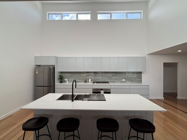 ثلاجة، ميكروويف، فرن، موقد طهي مسطح