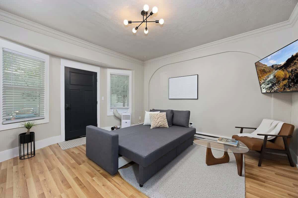 Een televisie en een kantoor