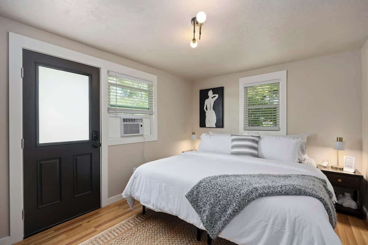 1 bedroom, desk, travel cot, WiFi