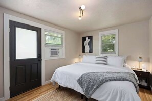 1 bedroom, desk, travel crib, WiFi