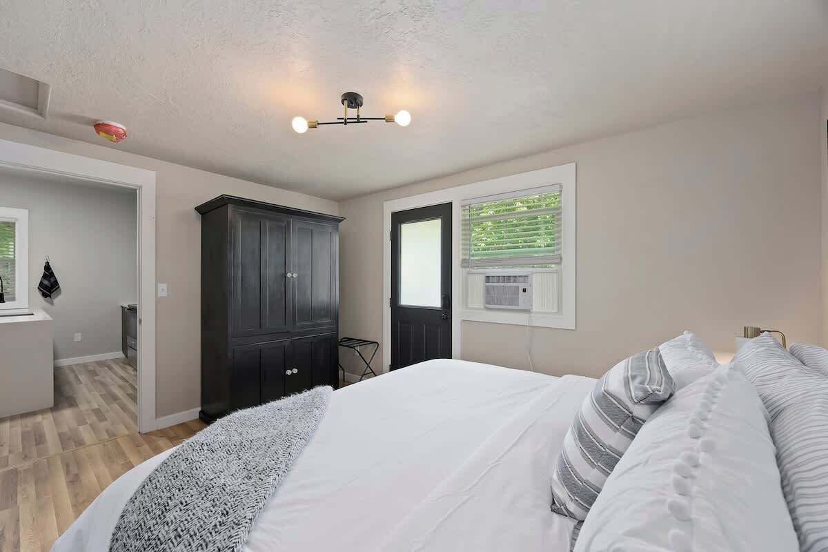 1 slaapkamer, een bureau, reisbedje, wifi