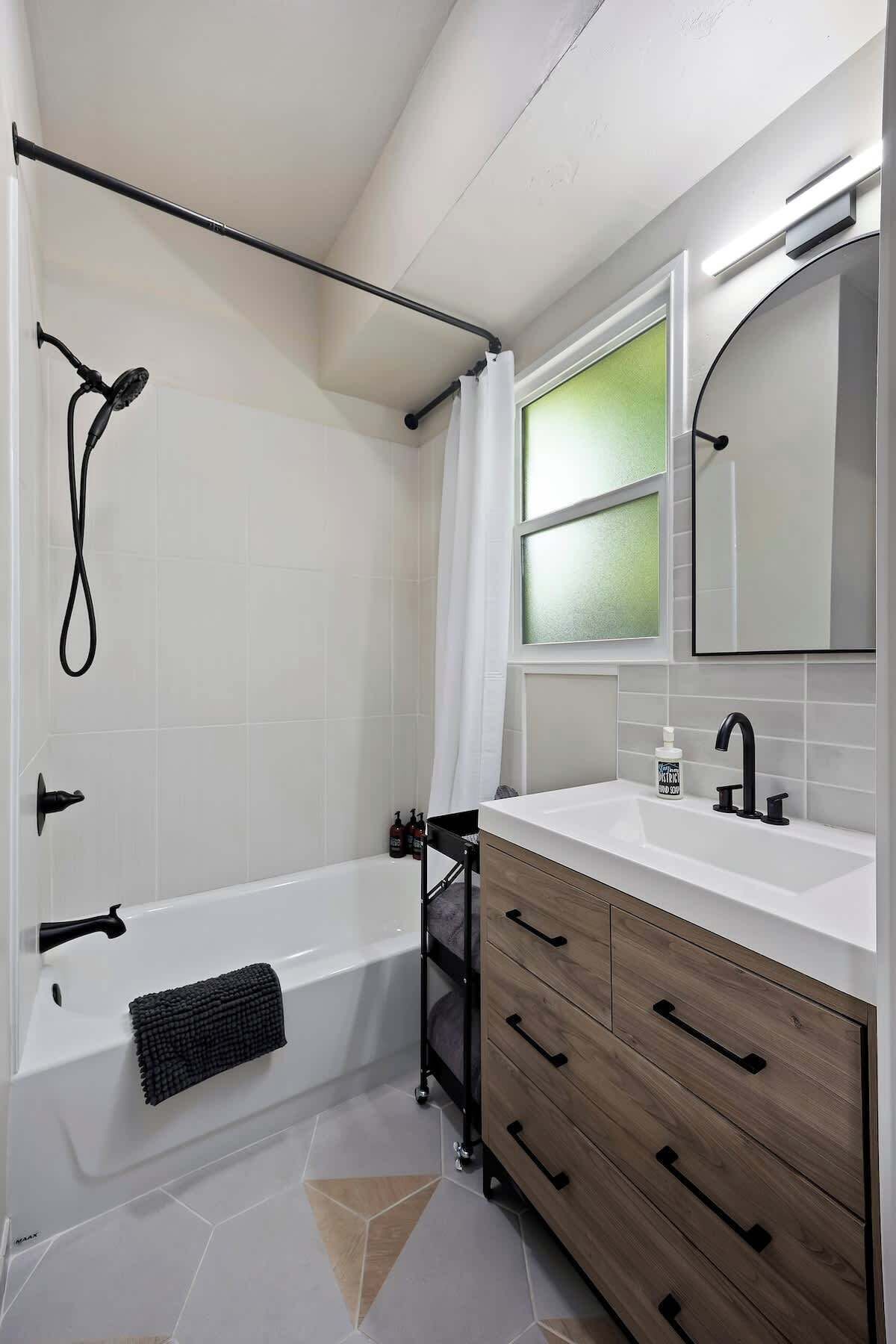 Een douche, een haardroger, handdoeken