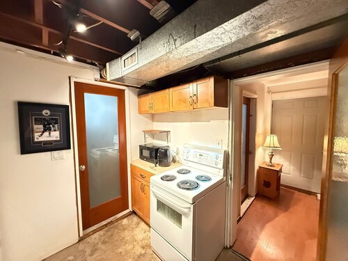 Downtown Private 2 Bedroom Independent Suite