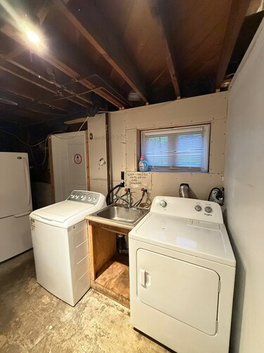 Downtown Private 2 Bedroom Independent Suite