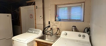 Downtown Private 2 Bedroom Independent Suite