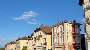 Una strada con edifici, una rotatoria e un divieto di sosta.