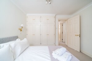 2 室のベッドルーム、デスク、アイロン / アイロン台、インターネット