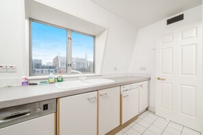 冷蔵庫、電子レンジ、オーブン、食器洗い機