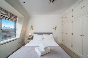 2 habitaciones, escritorio y tabla de planchar con plancha 