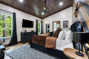 3 habitaciones, escritorio y tabla de planchar con plancha