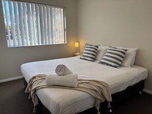 3 habitaciones, tabla de planchar con plancha y ropa de cama 