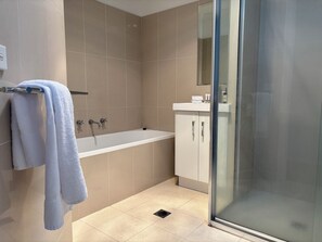 Haartrockner, Handtücher, Seife, Shampoo