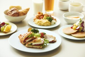 Desayuno buffet diario (JPY 2800 por persona)