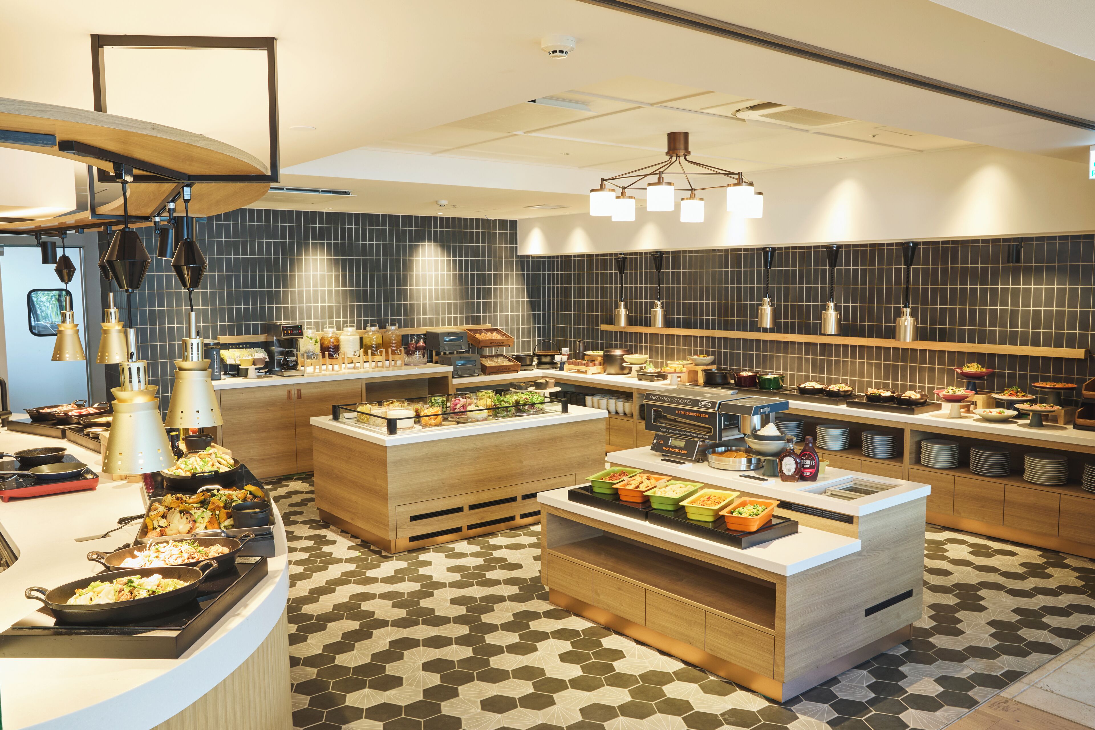 Daily buffet breakfast (JPY 2800 per person)