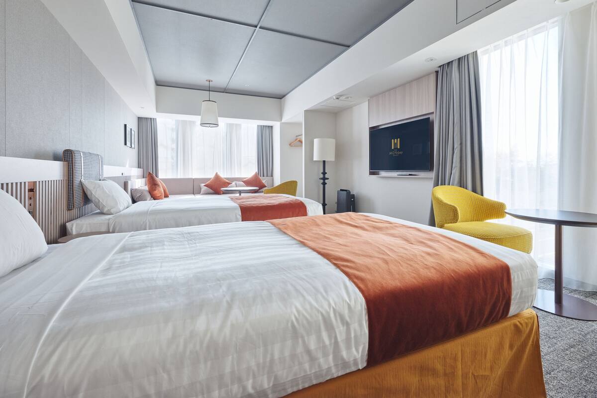 Deluxe Corner Suite, Non Smoking | In-room safe, WiFi (free), bed sheets