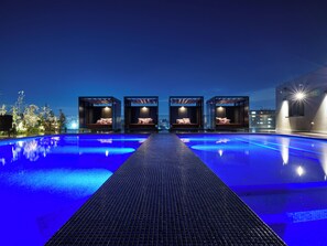A rooftop pool with a clear view of the city skyline at night. - Premium hotel MONday MAIHAMA View I (Tokyo)