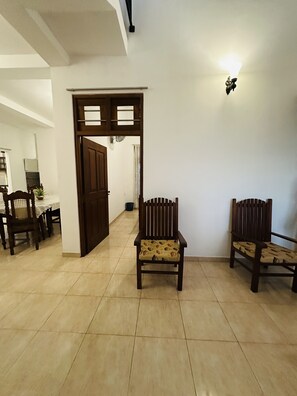 Departamento clásico, vista al mar | Área de sala de estar