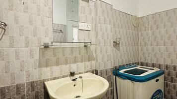 Classic-huoneisto, merinäköala | Kylpyhuone | Suihku, pyyhkeet, saippua, sampoo