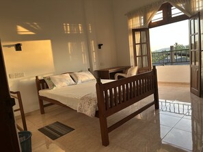 Appartamento Classic, vista mare | Una scrivania, postazione laptop, ferro/asse da stiro