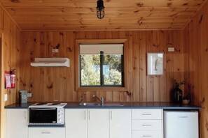 Kühlschrank, Ofen, Herdplatte, Wasserkocher mit Kaffee-/Teezubehör