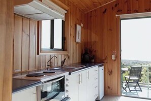 Kühlschrank, Ofen, Herdplatte, Wasserkocher mit Kaffee-/Teezubehör