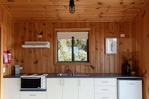 Frigorífic, forn, placa de cuina i cafetera i tetera 