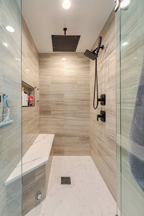Douche, sèche-cheveux, serviettes fournies, savon