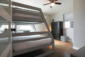 2 quartos, ferros/tábuas de passar roupa, Wi-Fi, roupa de cama