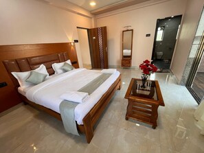 Rollaway beds, free WiFi, bed sheets - Assort Villa (Bhilar)