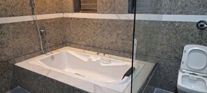 Dusche, kostenlose Toilettenartikel, Handtücher, Seife