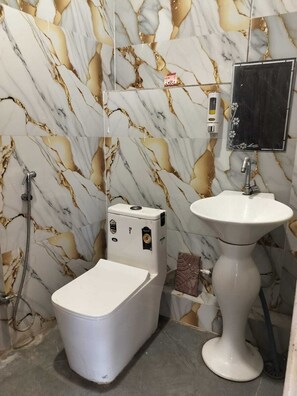 Un bany amb vàter, bidet i rentapel.