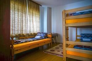 Quarto quádruplo clássico, 1 quarto, sacada, vista para a montanha | Wi-Fi de cortesia
