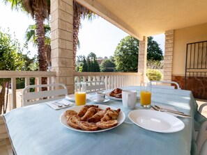 Outdoor dining - Winahost Sant Cosme Villa with private pool (Masanet de la Selva)