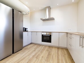 Jääkaappi, mikroaaltouuni, uuni, astianpesukone