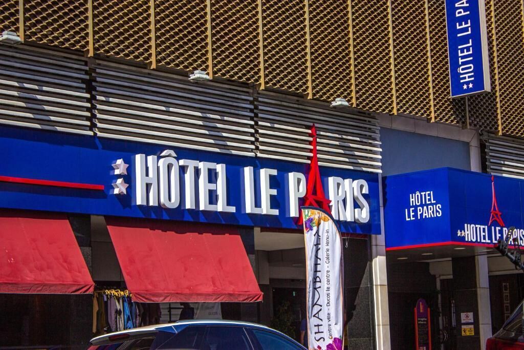 La façade d’un hôtel sur laquelle on peut lire en grand « HÔTEL LE PARIS ».