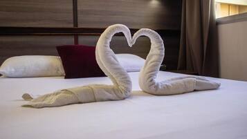 Kahden hengen premium-huone | Tallelokero huoneessa, työpöytä