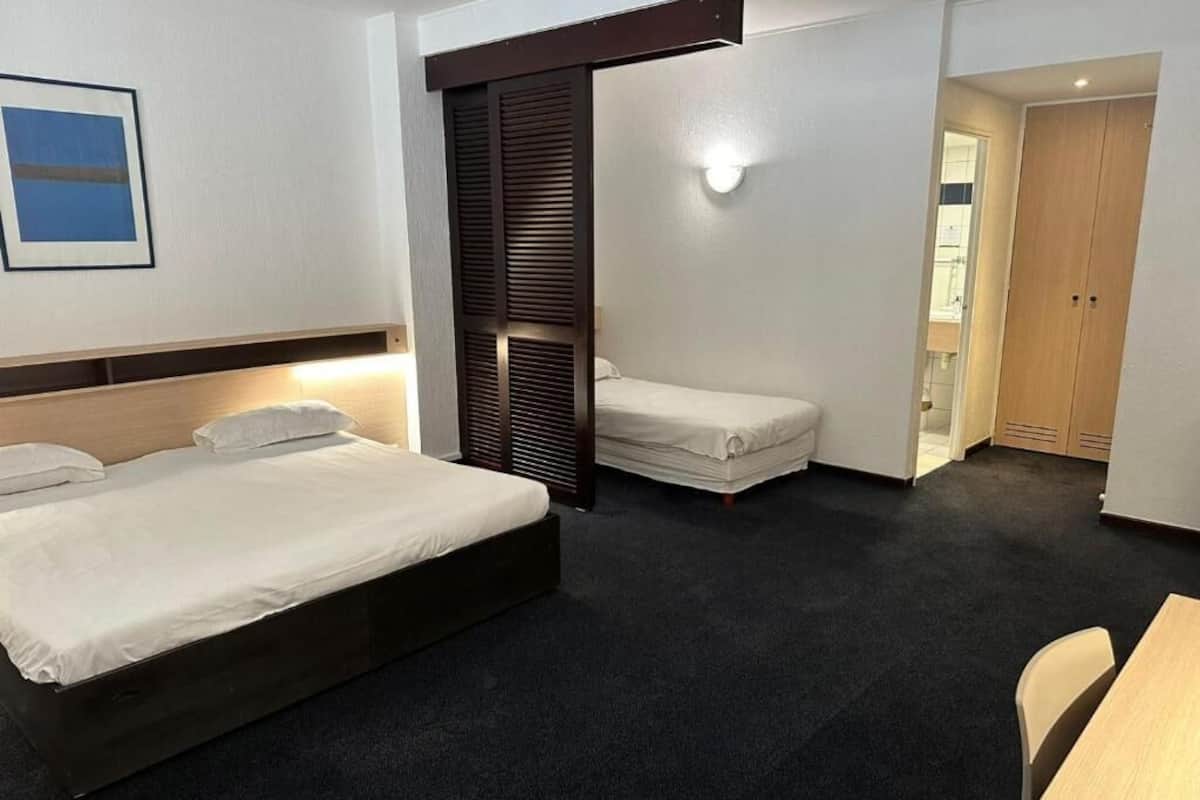 Habitación triple | Caja fuerte, escritorio, espacio para trabajar con un portátil