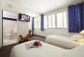 Chambre avec lits jumeaux | Coffres-forts dans les chambres, bureau