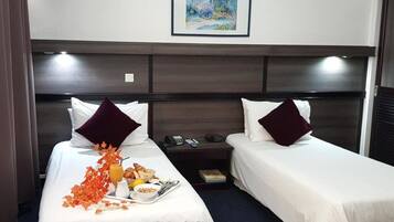 Kahden hengen huone (kaksi sänkyä) | Tallelokero huoneessa, työpöytä