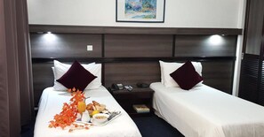 Habitació amb dos llits individuals | Caixa forta a l'habitació i escriptori 