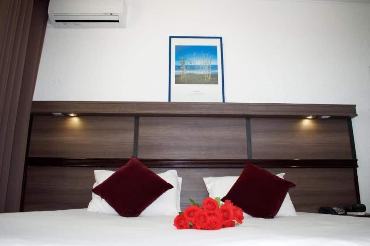 Habitación doble | Caja fuerte, escritorio, espacio para trabajar con un portátil
