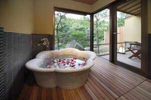 Bañera y ducha independientes, secador de pelo, pantuflas, toallas