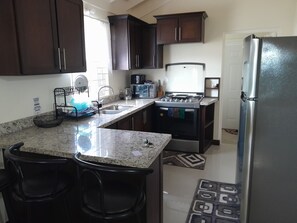 Réfrigérateur, micro-ondes, four, plaque de cuisson