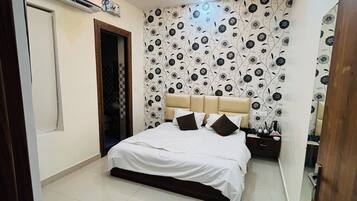 Deluxe Room | Desk, free WiFi