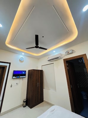Deluxe Room | Desk, free WiFi