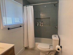 Haartrockner, Handtücher, Seife, Toilettenpapier