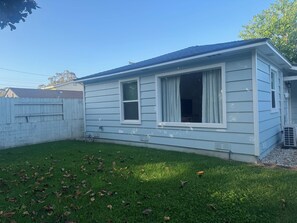 Exterior - Charming 1-bedroom cottage in lovely Port Hueneme w/AC and off street parking (Port Hueneme)