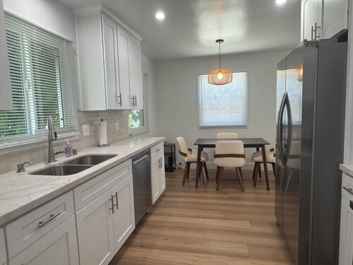 Charming 1-bedroom cottage in lovely Port Hueneme w/AC and off street parking